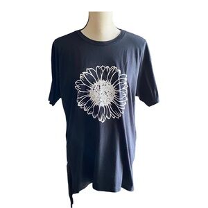 NWOT-BLACK AND WHITE SUNFLOWER TSHIRT-SIZE LARGE